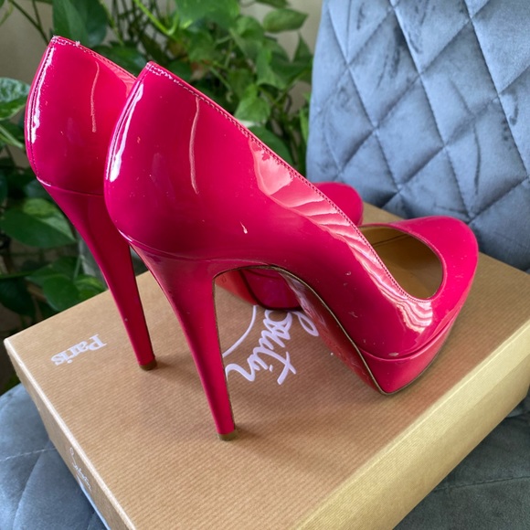 has some small nicks on toes and bottoms are used still very good condition. - Picture 4 of 4